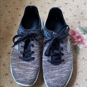 Skechers women’s Lite-weight sneakers size 7